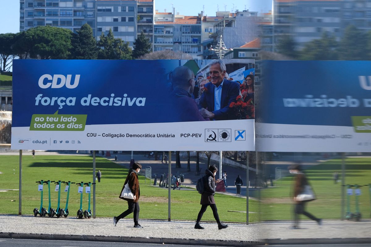 προεκλογική αφίσα του Ενωτικού Δημοκρατικού Συνασπισμού (CDU), που αποτελείται από το Κομμουνιστικό Κόμμα Πορτογαλίας (PCP), τους Πράσινους (PEV) και τη Δημοκρατικής Παρέμβαση (ID) / Pedro Nunes, reuters.com