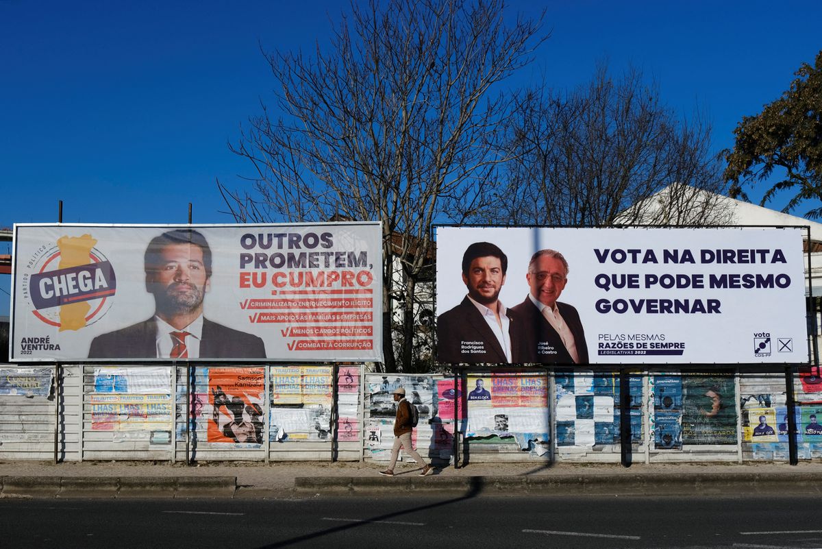 προεκλογικές αφίσες του ακροδεξιού κόμματος Chega και του συντηρητικού Λαϊκού Κόμματος (CDS-PP) / Pedro Nunes, reuters.com