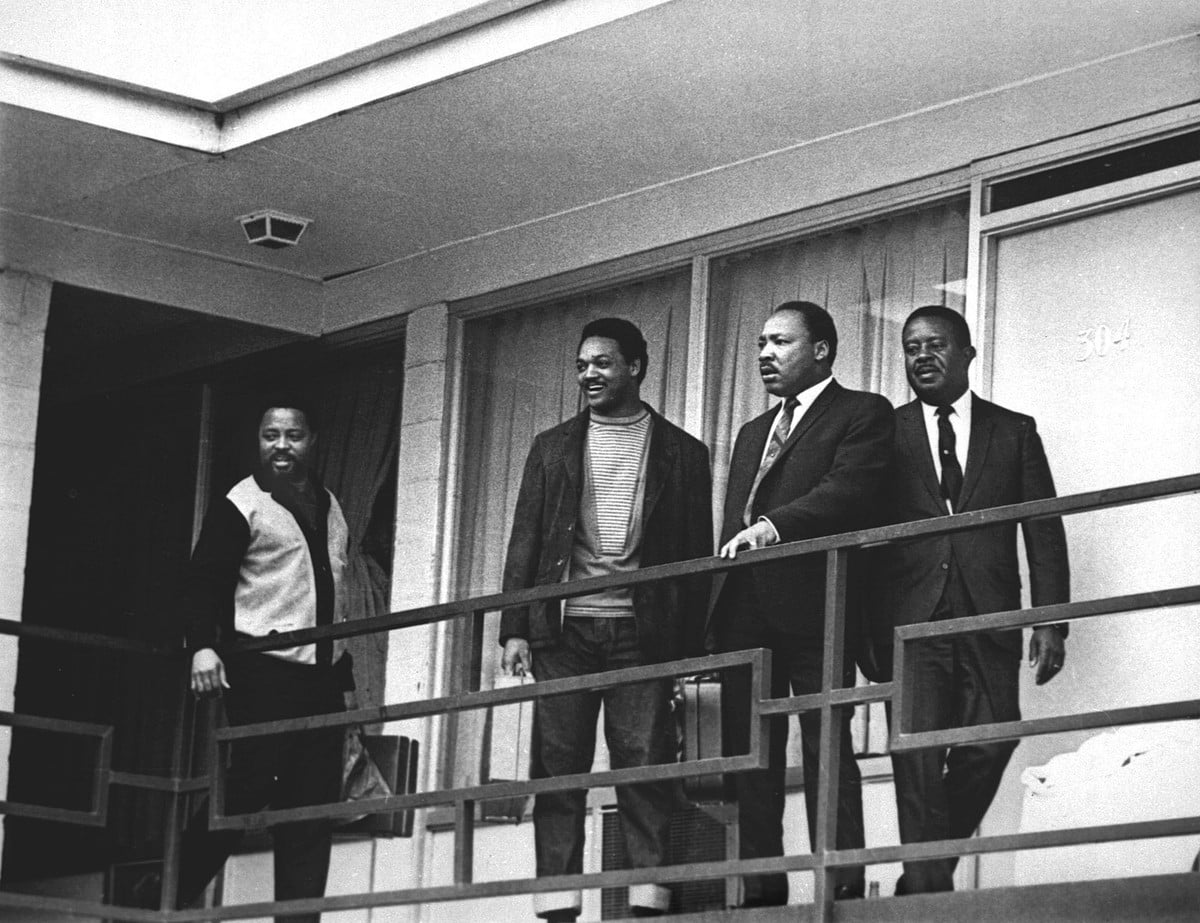 Ο MLK με τους Hosea Williams, Jesse Jackson, Ralph Abernathy στο μοτέλ Lorraine, στο Memphis, Tennessee, 3 Απριλίου 1968, μία μέρα πριν τη δολοφονία του, AP