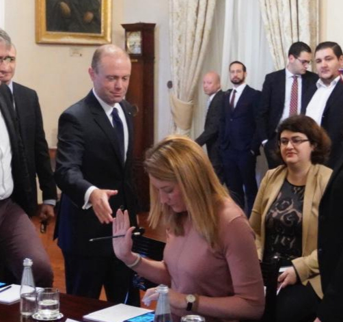 Η Roberta Metsola σε στιγμιότυπο όπου αρνείται τη χειραψία με τον πρώην πρωθυπουργό της Μάλτας, Joseph Muscat, του οποίου ο στενός κύκλος απασχόλησε τη διερεύνηση της δολοφονίας της Daphne Caruana Galizia 