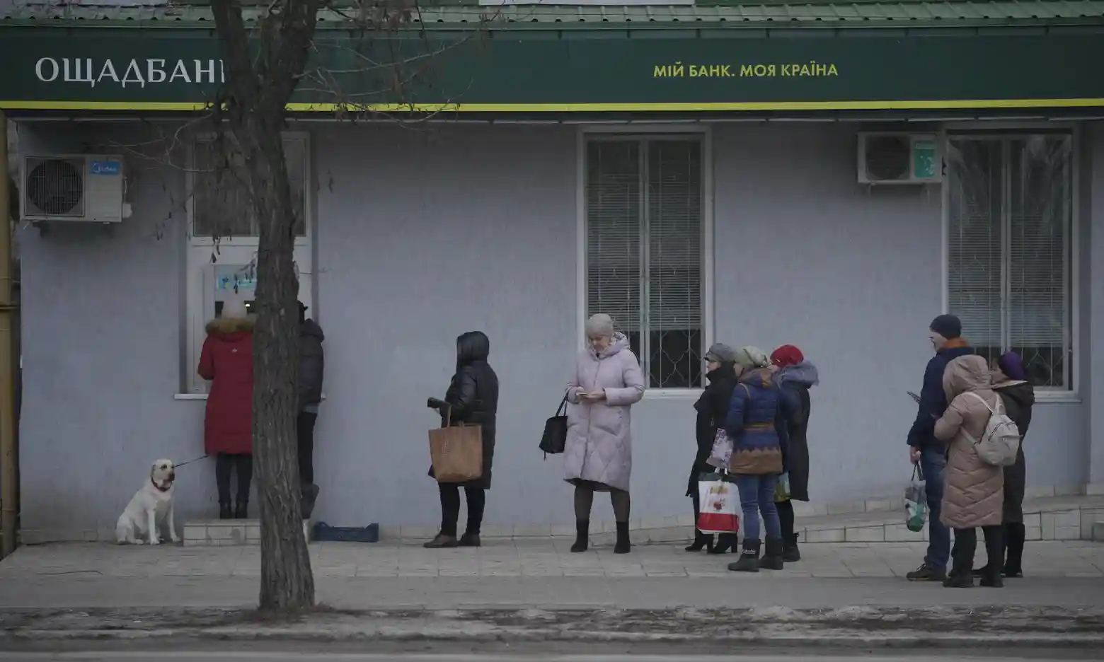 oυρές σε ATM, περιοχή Sievierodonetsk, Lugansk, ανατολική Ουκρανία / Vadim Ghirdă, AP, theguardian.com