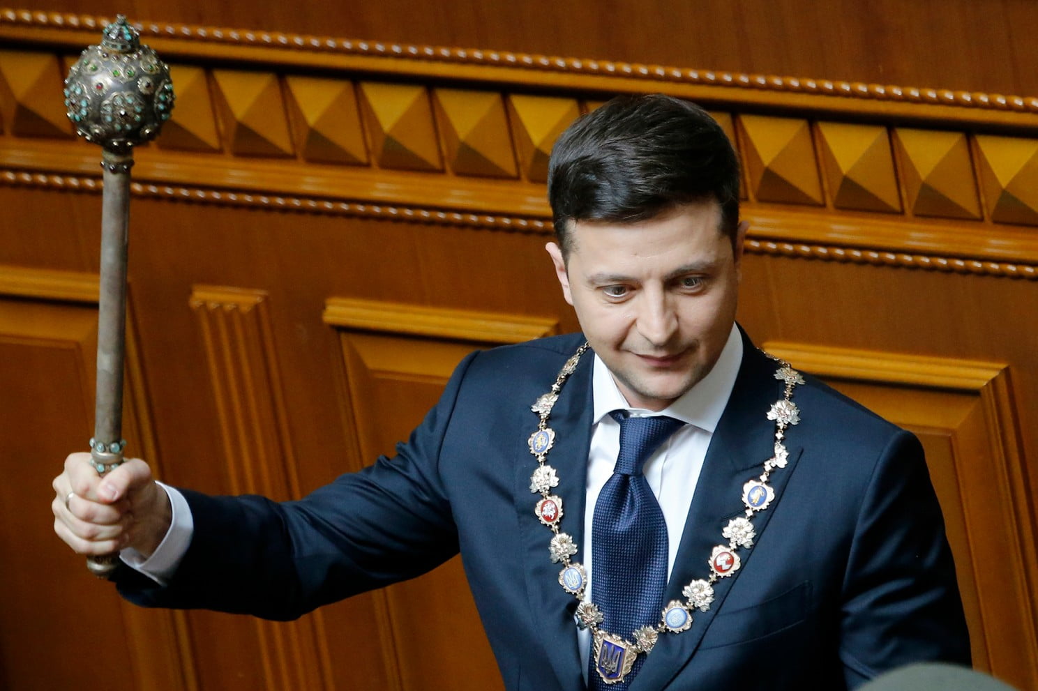 O πρόεδρος της Ουκρανίας, Volodymyr Zelenskiy τον Μάιο του 2019, έχοντας μόλις εκλεγεί, διαλύει το Κοινοβούλιο (Rada). Στην ομιλία του ο κωμικός, που έγινε γνωστός από την τηλεοπτική σειρά ‘Υπηρέτης του λαού’, όπου ο χαρακτήρας που υποδυόταν γίνεται πρόεδρος, είχε αναφέρει μεταξύ άλλων: “Σε όλη μου τη ζωή, προσπάθησα να κάνω τα πάντα ώστε να γελούν οι Ουκρανοί. Τα επόμενα πέντε χρόνια, θα κάνω τα πάντα, Ουκρανοί, για να μην κλάψετε.” / AP, nypost.com