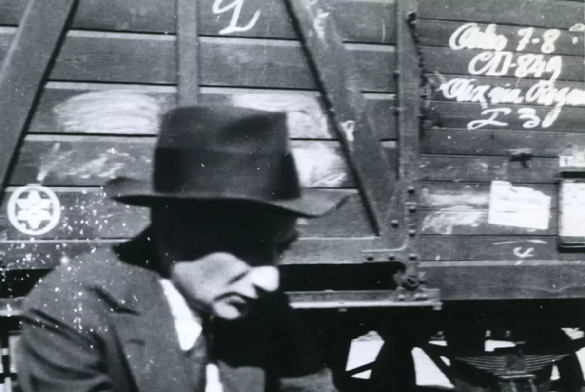 O Joseph Roth περιμένει σε μια πλατφόρμα τρένου καθώς ταξιδεύει στη Γαλλία, 1926 (Leo Baeck Institute, New York, tabletmag.com)