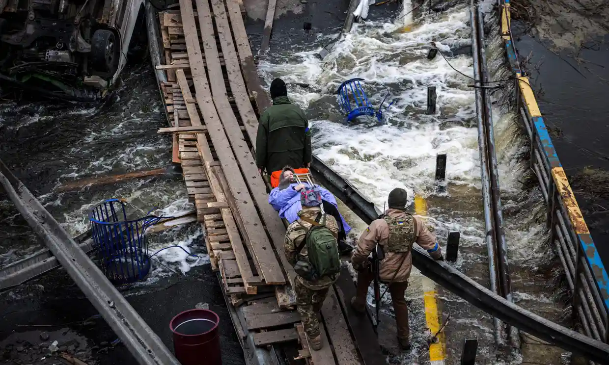 αυτοσχέδια γέφυρα στην πόλη Irpin / Dimitar Dilkoff, AFP, Getty Images, theguardian.com