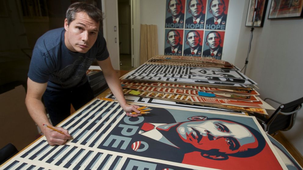 o Shepard Fairey υπογράφει αφίσες στην περιοχή Echo Park του Los Angeles, Ιανουάριος 2009 / Damian Dovarganes, AP, abcnews.go.com