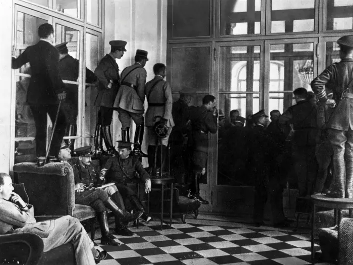 Στρατιωτικοί των Συμμάχων προσπαθούν να παρακολουθήσουν την υπογραφή της Συνθήκης των Βερσαλλιών στην Αίθουσα με τους Καθρέφτες το 1919 / Henry Guttmann Collection, Hulton Archive, Getty Images, ft.com 