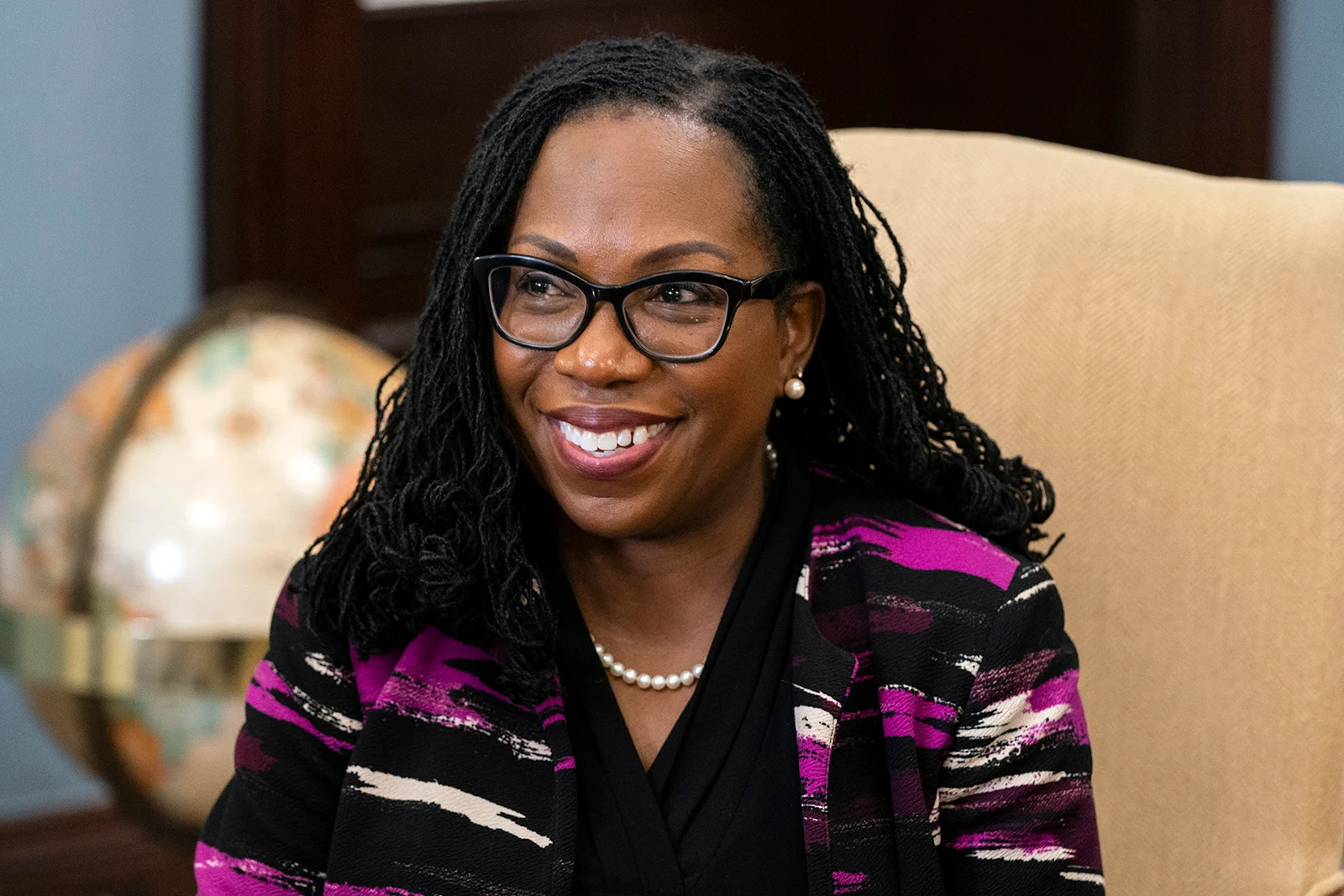 η Ketanji Brown Jackson στο Capitol Hill, Ουάσινγκτον (10.03), λίγες μέρες πριν την ακρόαση στη Δικαστική Επιτροπή (Judiciary Committee) της Γερουσίας στο Κογκρέσο, για την έγκριση της υποψηφιότητάς της, που ξεκίνησε στις 21.03 / AP, Alex Brandon 