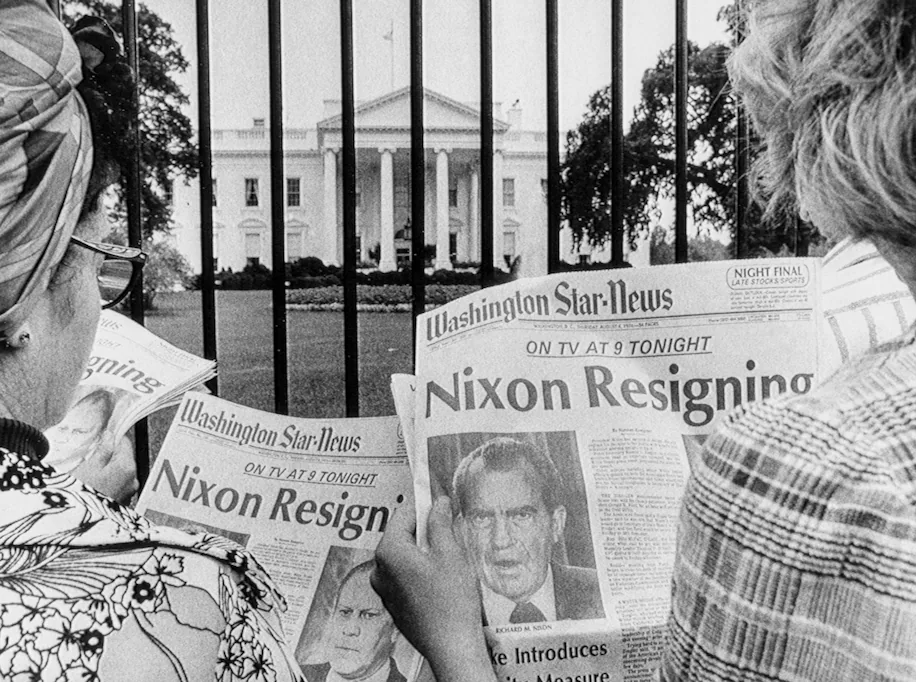 σε πρωτοσέλιδα εφημερίδων αναγράφεται: ‘Ο Nixon παραιτείται’ / αρχείο Bettmann, washingtonpost.com
