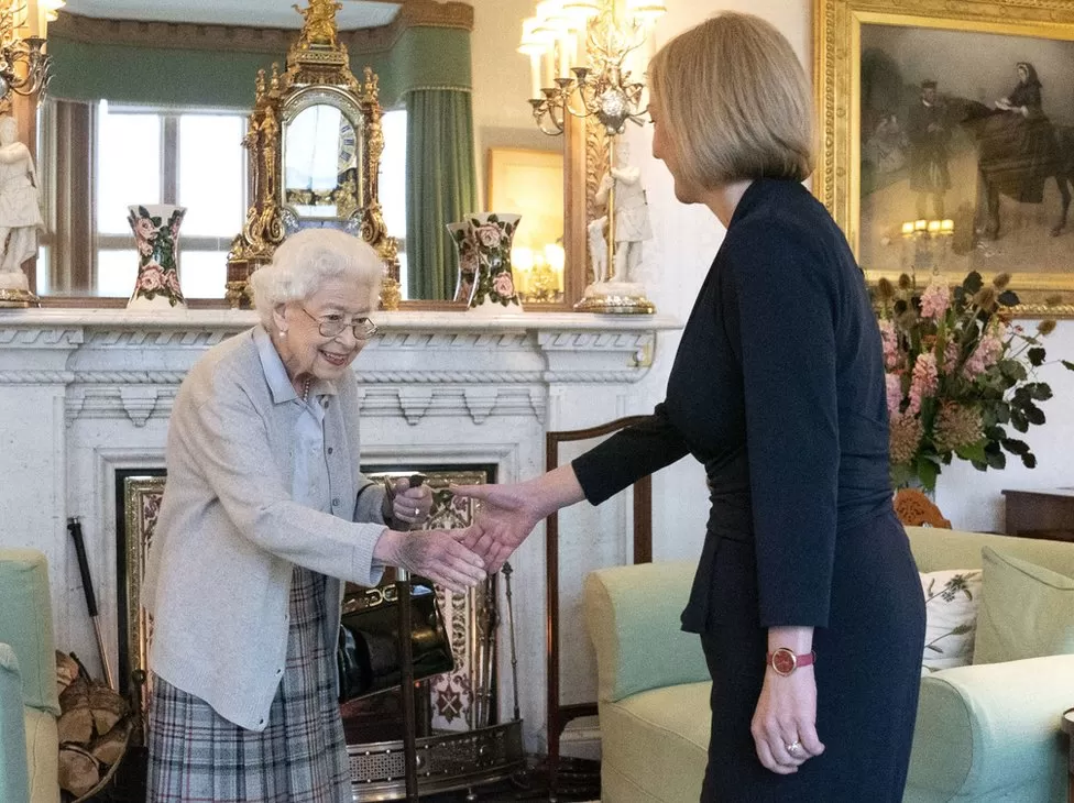 H βασίλισσα κατά τον διορισμό της τελευταίας της πρωθυπουργού Liz Truss (06/09), δύο μέρες πριν τον θάνατό της / PA, bbc.com