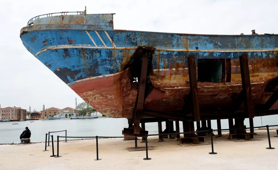 το αλιευτικό φιλοξενήθηκε στη Biennale της Βενετίας το 2019 ως δημόσιο έργο τέχνης με τίτλο: ‘Βarca nostra’ (Το πλοίο μας) / bbc.com