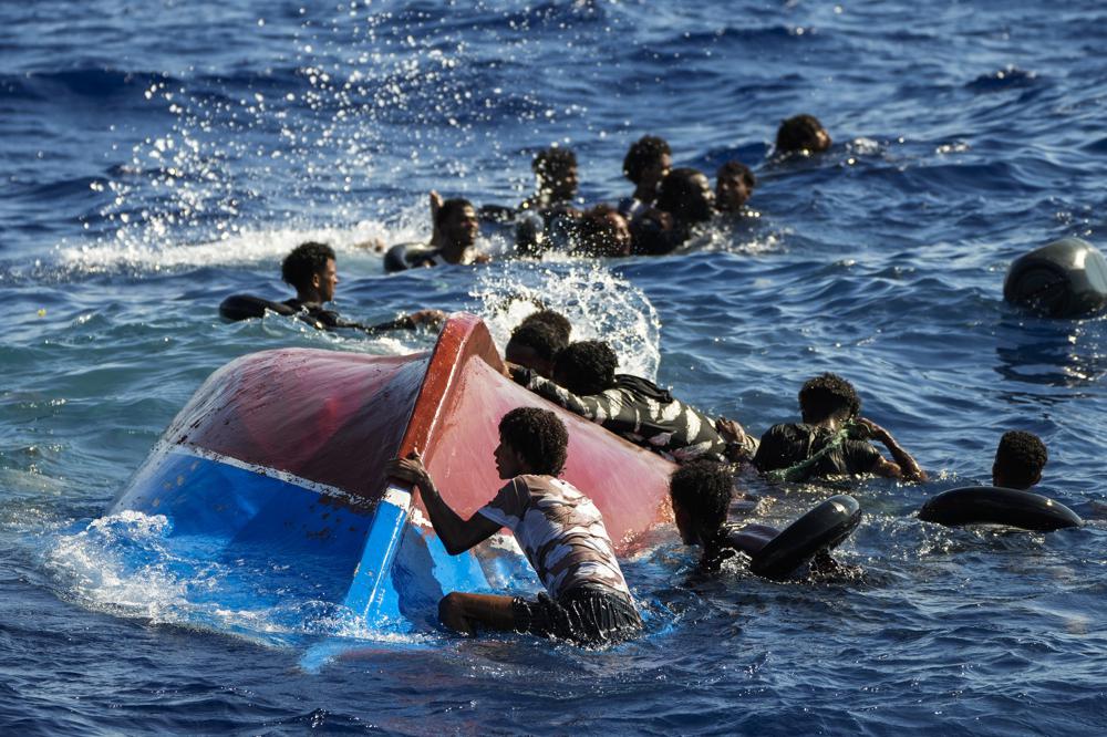 ανοιχτά της Λαμπεντούζα, ενώ εξελίσσεται επιχείρηση διάσωσης από την ισπανική ΜΚΟ ‘Open Arms’, Αύγουστος 2022 / AP, Francisco Seco