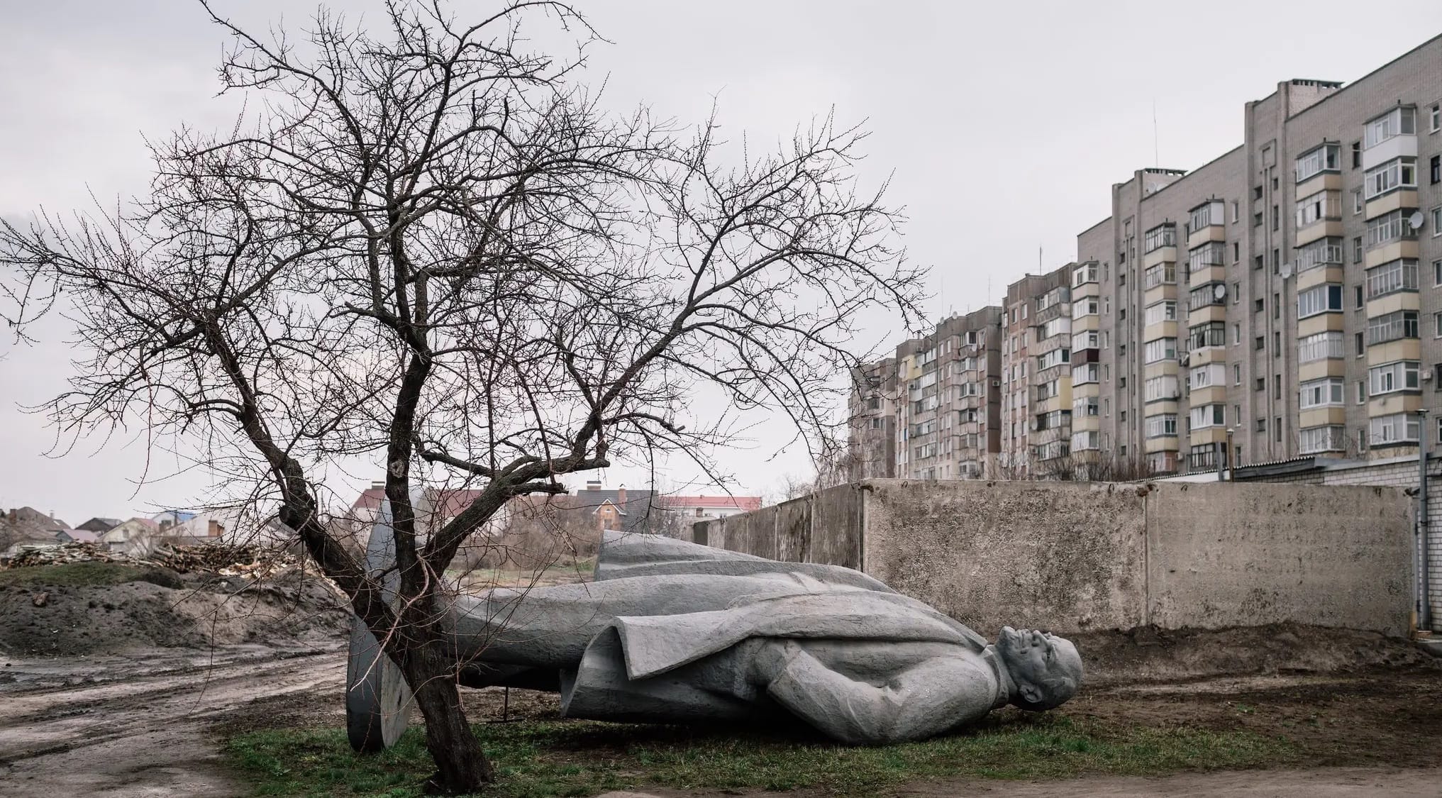 Kremenchuk, κεντρική Ουκρανία, Μάρτιος 2016 - Niels Akermann - Sébastien Gobert, Lundi13 > Πάνω από 900 αγάλματα του Vl. Lenin στην Ουκρανία εκτιμάται ότι απομακρύνθηκαν από το 2014, στο πλαίσιο αυτού που αποκαλείται ‘Leninopad’ (πτώση του Lenin) μεταφέρει ο theguardian.com. Τον Μάιο του 2015 η κυβέρνηση της χώρας επίσημα απαγόρευσε σύμβολα, αγάλματα, σημαίες, ύμνους, ονομασίες οδών ή πόλεων, που συνδέονταν με τη Σοβιετική Ένωση.