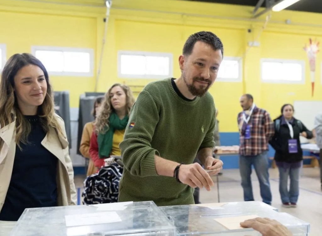 η Irene Montero, υπουργός Ισότητας και ο Pablo Iglesias ψηφίζουν (28/05) > Μερικές από τις πρωτοβουλίες του υπουργείου Ισότητας ήταν η εξασφάλιση της δυνατότητας σε πολίτες άνω των 16 να μπορούν να αλλάξουν το όνομά τους και να αυτοπροσδιοριστούν σεξουαλικά με μια απλή δήλωση, χωρίς ιατρική γνωμάτευση για ‘δυσφορία φύλου’. Ακόμη, η κατάργηση της διαφοράς μεταξύ σεξουαλικής κακοποίησης και βιασμού, με τη νομοθεσία ‘Μόνο το ναι, είναι ναι’, η οποία δημιούργησε ένταση στις σχέσεις των κυβερνητικών εταίρων λόγω του ότι ενώ αυξήθηκαν συνολικά οι ποινές, μειώθηκαν οι ελάχιστες, με αποτέλεσμα να αξιοποιηθεί για αποφυλακίσεις.