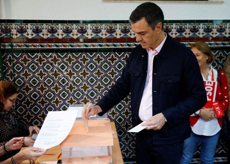 ο P. Sánchez ψηφίζει σε εκλογικό τμήμα (28/05) / Reuters, Juan Medina