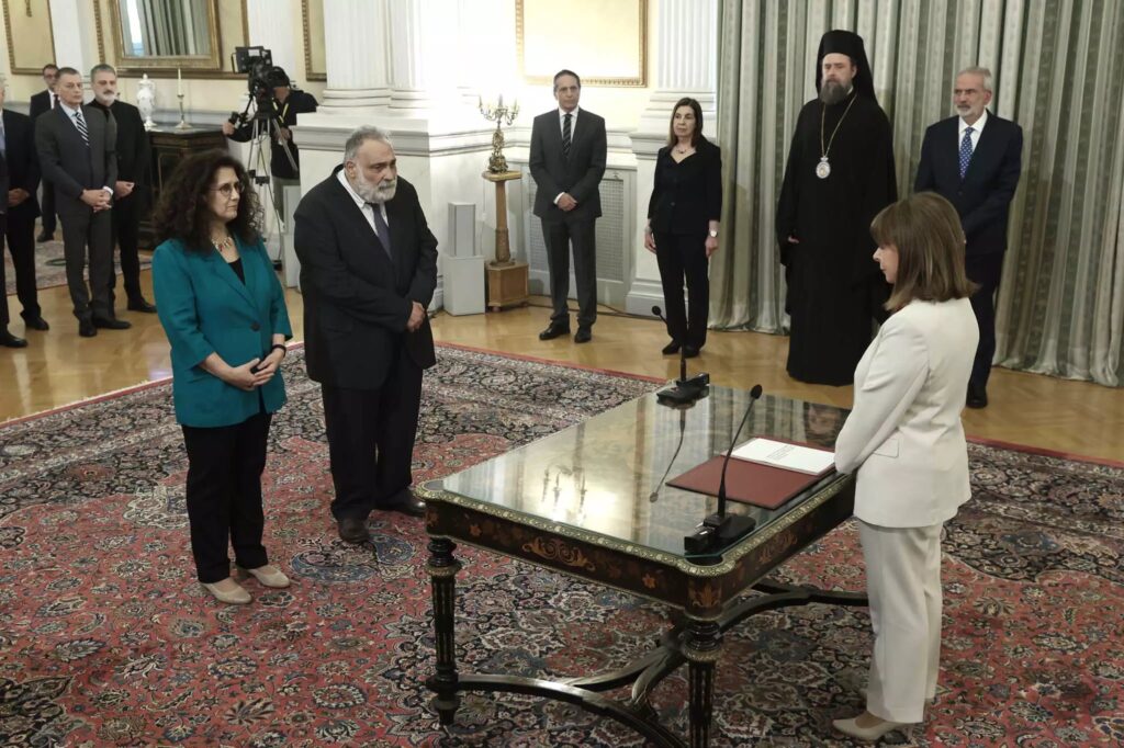 πολιτικό όρκο έδωσαν η Κ. Σπανού, υπουργός Εσωτερικών και ο Δ. Εσδράς, υπουργός Μετανάστευσης και Ασύλου / intime