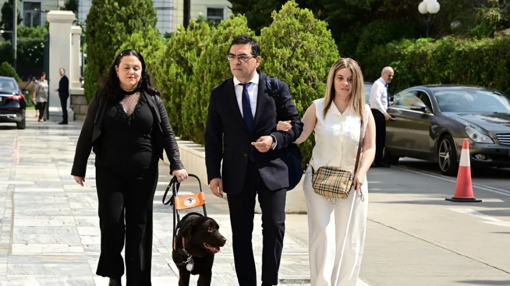ο βουλευτής της ΝΔ, Γιώργος Σταμάτης συνοδευόταν από δύο κυρίες με προβλήματα όρασης, την Ιωάννα Κέρτσου με τον σκύλο-οδηγό της και την Αγκάθα Ακάρα, μέλος της Εθνικής Συνομοσπονδίας Ατόμων με Αναπηρία (ΕΣΑΜΕΑ)