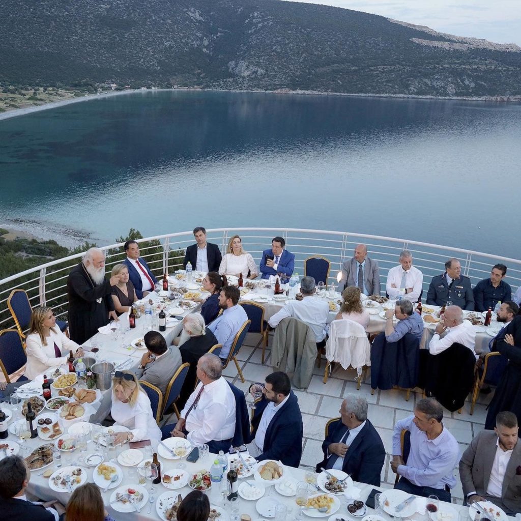 στο ησυχαστήριο του εορτάζοντος αρχιεπισκόπου Ιερώνυμου στη Ζάλτσα Βοιωτίας με θέα τον κορινθιακό κόλπο βρέθηκαν προσκεκλημένοι σε γεύμα τον Ιούνιο του 2022 οι υπουργοί Άδωνις Γεωργιάδης, Τάκης Θεοδωρικάκος με την κόρη του, Θόδωρος Σκυλακάκης με τη γυναίκα του, Σίμος Κεδίκογλου, Μίνα Γκάγκα, Δόμνα Μιχαηλίδου και Ζωή Ράπτη και ο περιφερειάρχης Στερεάς Ελλάδας Φάνης Σπανός 