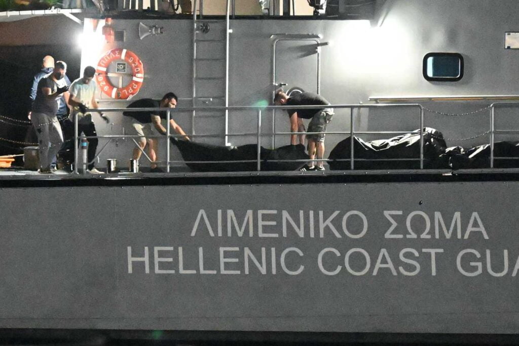 μεταφορά σορών (15.06 / Αντώνης Νικολόπουλος, eurokinissi)