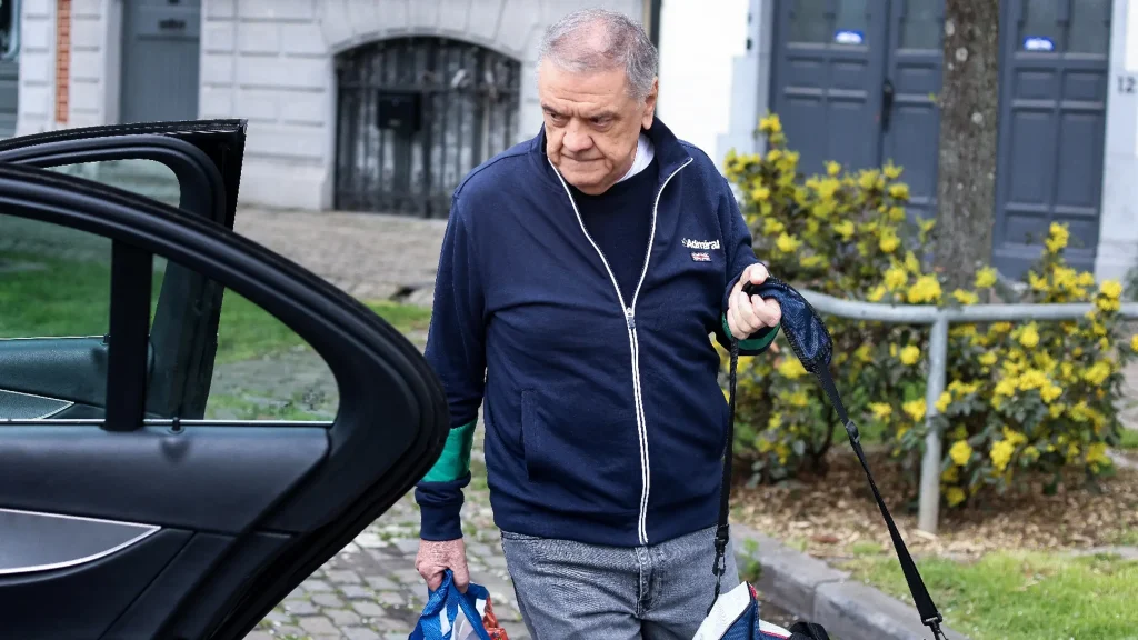 o Ιταλός πρώην ευρωβουλευτής Pier Antonio Panzeri κατά την έξοδό του από τη φυλακή Saint-Gilles, Βρυξέλλες (13/04/23) / Kenzo Tribouillard, AFP, laprovence.com 