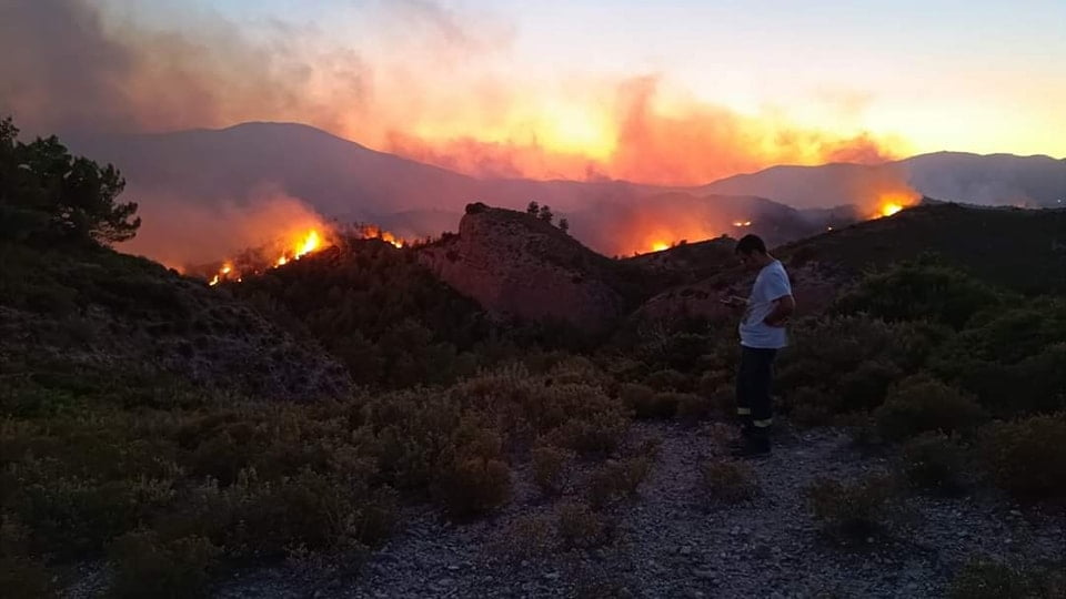 δεξιά ο Προφήτης Ηλίας, αριστερά ο Αττάβυρος > το μέτωπο, που κατέβαινε προς Μαλώνα (Giorgos Despotakis, 23/07)