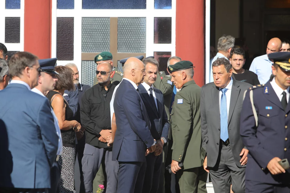 στην κηδεία του υποσμηναγού Περικλή Στεφανίδη στο Κιλκίς, που έχασε τη ζωή του στην πτώση του Canadair στην Κάρυστο βρίσκονταν ο πρωθυπουργός Κυριάκος Μητσοτάκης, ο υπουργός Άμυνας Νίκος Δένδιας, με τον αρχηγό ΓΕΕΘΑ Κωνσταντίνο Φλώρο, να τους ενημερώνει μετά την εξόδιο ακολουθία για την έκρηξη στις αποθήκες πυρομαχικών, αφότου συνεργάτες του, του είχαν μεταφέρει την κατάσταση