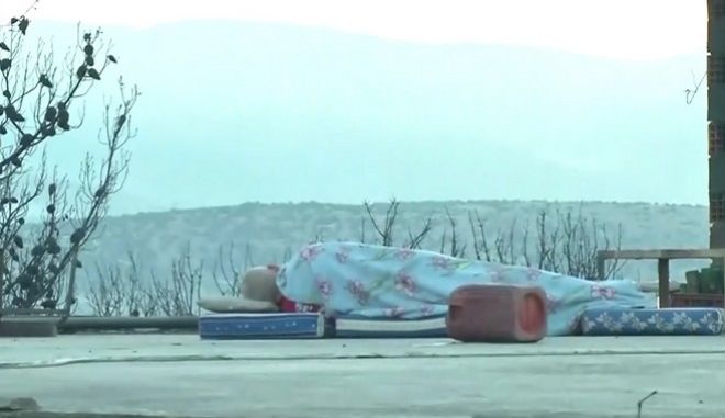 άνδρας κοιμάται στην ταράτσα του καμένου του σπιτιού στο Τσακάλι Μάνδρας / ΕΡΤ