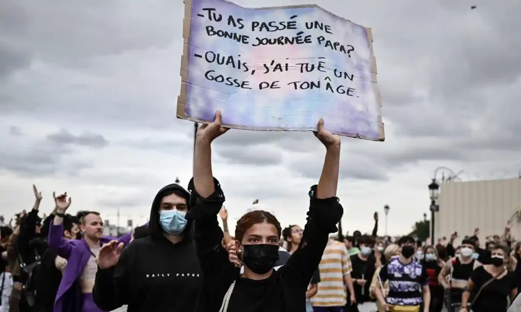 Βordeaux (νοτιοδυτικά): ‘- Είχες καλή μέρα, μπαμπά; - Ναι, σκότωσα ένα παιδί στην ηλικία σου’ / Philippe Lopez, AFP, Getty Images