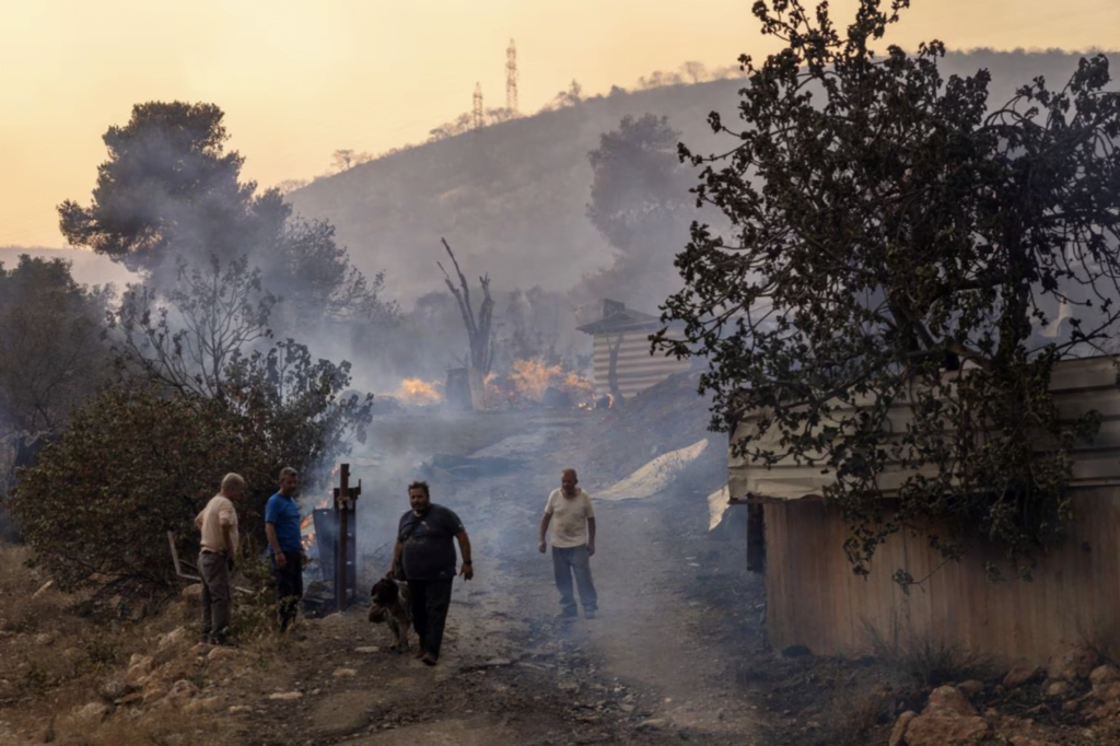 o Γιώργος Μπαρμπεράκης και ο γιος του Θανάσης σε ό,τι έχει απομείνει από το ναυπηγείο τους, Μάνδρα (18/07) / Reuters, Alkis Konstantinidis