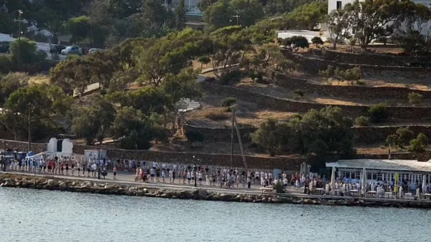 τιμητική φρουρά σχημάτισαν οι μαθητές, καθώς οι σοροί των δύο φίλων τους έφευγαν από την Ίο