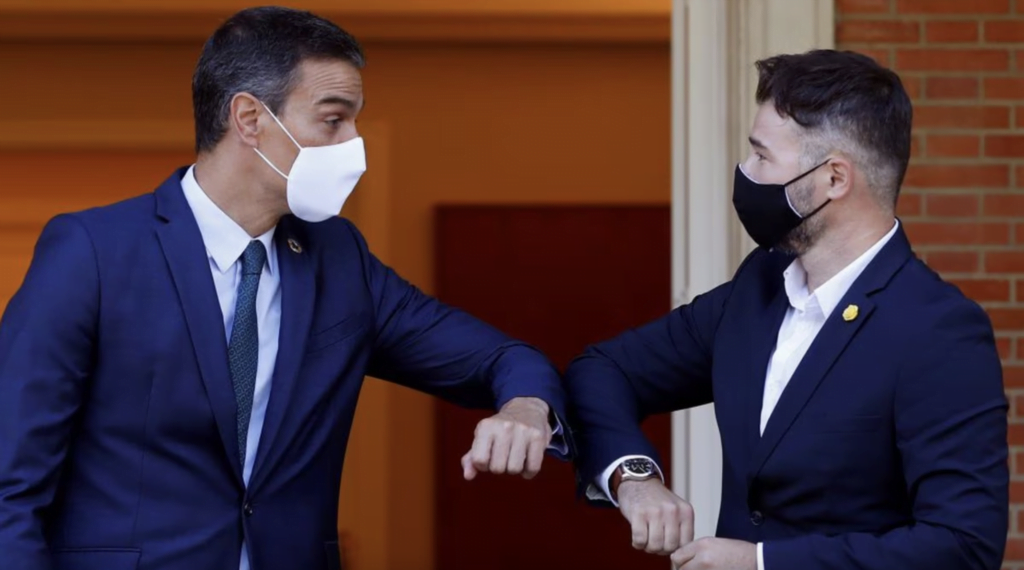 o Pedro Sánchez με τον Gabriel Rufián (ERC) / J.J. GUILLÉN (EFE)