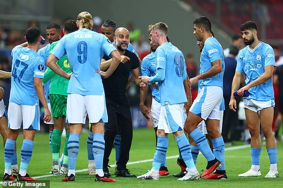 ο Pep Guardiola δίνει οδηγίες στους παίκτες στον αγώνα με τη Σεβίλλη, όπου η Manchester City κέρδισε το Super Cup (16/08)