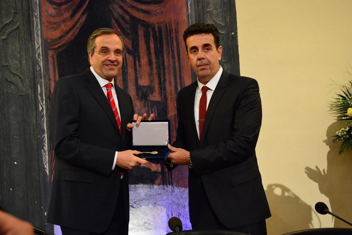 “Σας τιμά μια πόλη, που αντιστέκεται στη βία των λίγων.”, είχε αναφέρει ο δήμαρχος Δ. Κωστούρος το Νοέμβριο του 2014, δίνοντας σε ειδική τελετή στην παλιά Βουλή το χρυσό κλειδί της πόλης στον τότε πρωθυπουργό Αντώνη Σαμαρά, όπως και τον τίτλο του επίτιμου δημότη στα πλαίσια του εορτασμού για την απελευθέρωση του Ναυπλίου - η σύζυγός του κατάγεται από την περιοχή 