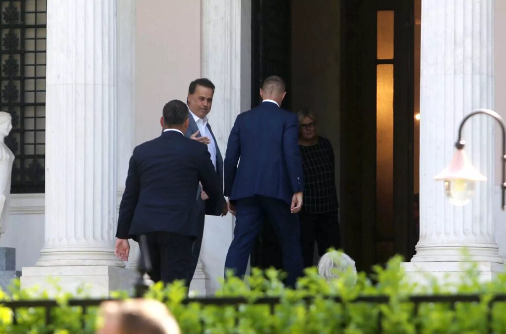 τον υποδέχτηκε ο υπουργός Επικρατείας, Σταύρος Παπασταύρου / intime