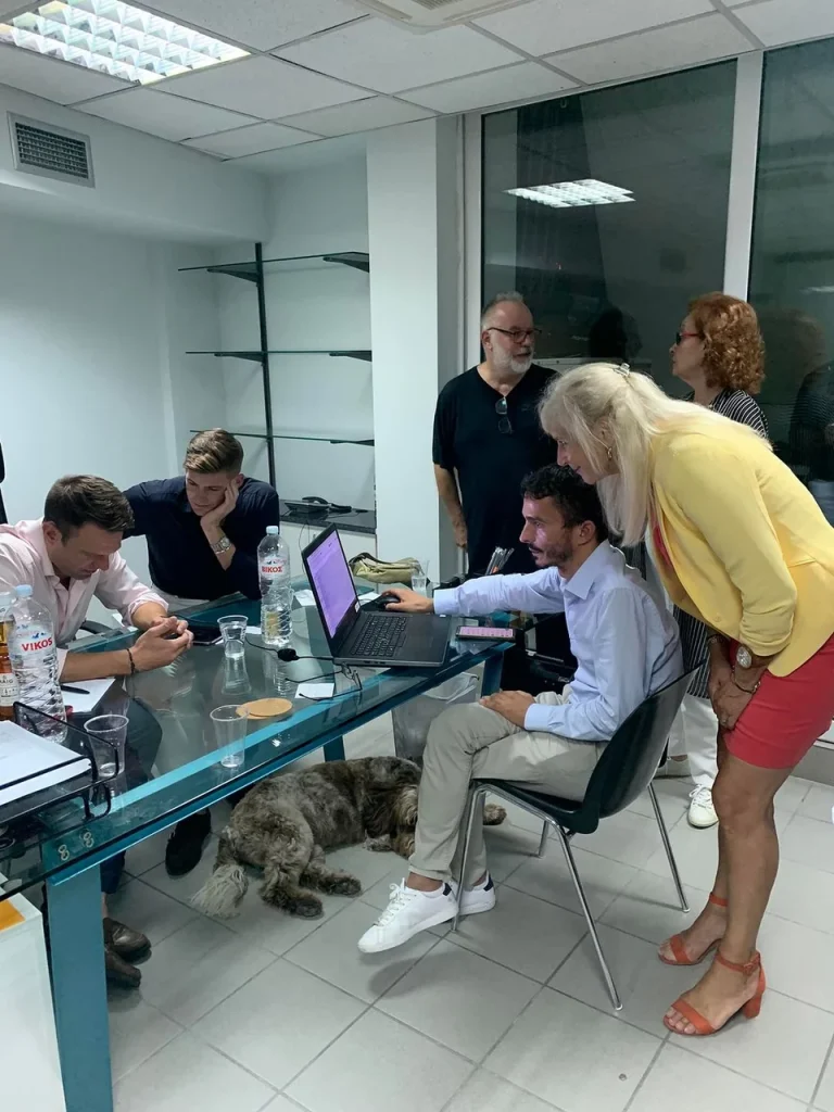 ο Στ. Κασσελάκης ενώ παρακολουθούσε τα αποτελέσματα στο γραφείο του, μεταξύ άλλων, με τον σύντροφό του, το Νίκο Σούλη, την Ελένη Αυλωνίτου 
