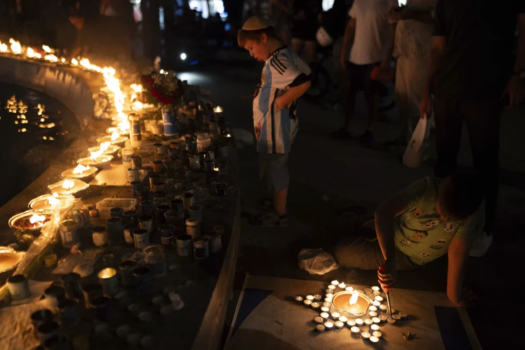 αγρυπνία με κεριά, που σχηματίζουν το Άστρο του Δαυίδ / πλατεία Dizengoff, Tελ Aβίβ (18/10) / Petros Giannakouris, AP