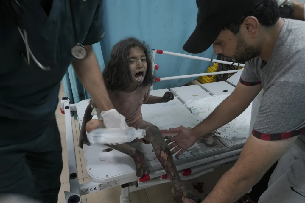 νοσοκομείο Deir al Balah, νότια στη Λωρίδα της Γάζας, 27/10 (AP, Hatem Moussa)