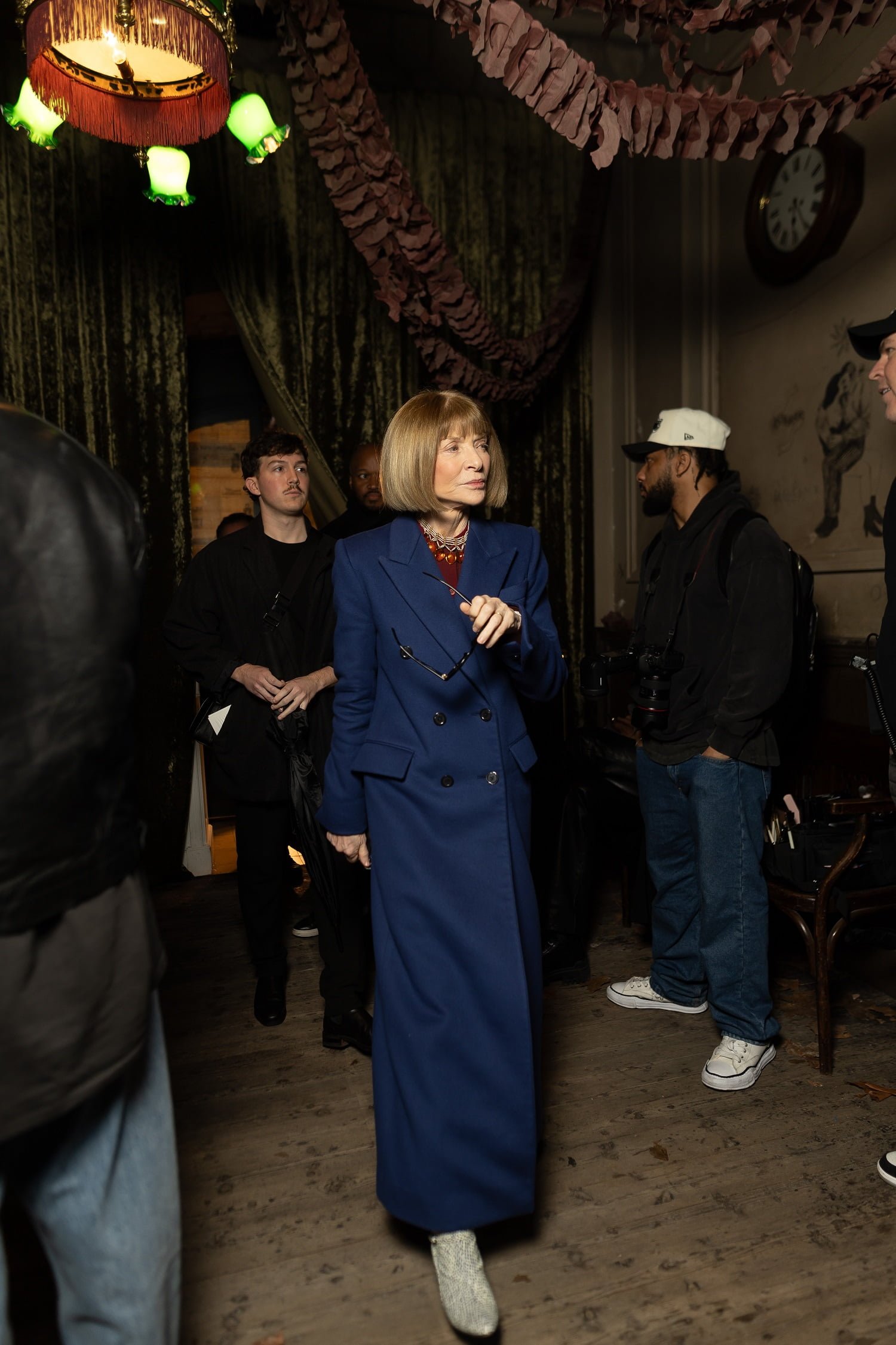 η Anna Wintour με μπλε παλτό Maison Margiela, έχοντας βγάλει τα εμβληματικά γυαλιά της αποχωρεί από την επίδειξη / Shutterstock, splashnews.com 