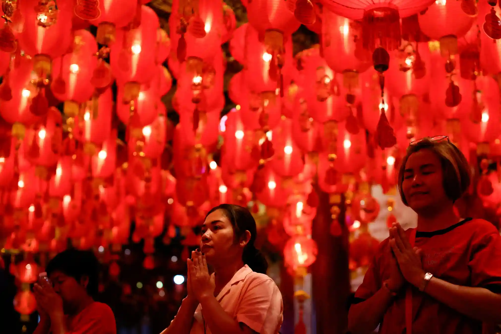 προσευχή στο ναό Wat Mangkon > Bangkok, Tαϋλάνδη / Jorge Silva, Reuters