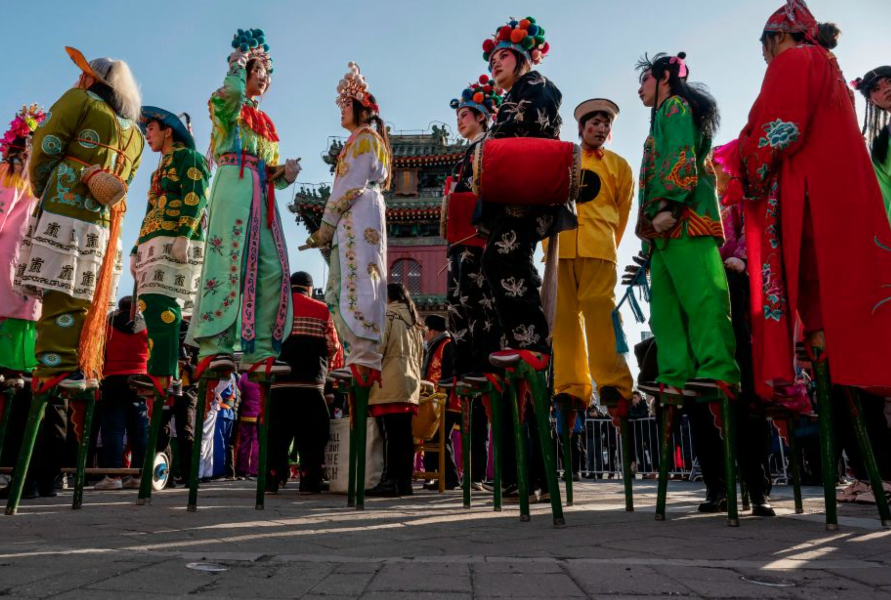 περπατώντας σε ξυλοπόδαρα (gaoqiao), Πεκίνο / Kevin Frayer, Getty Images
