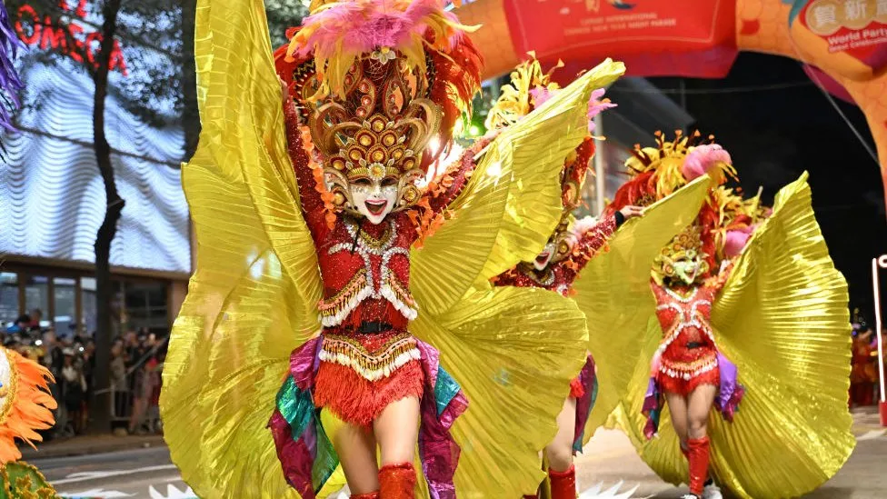 η ομάδα χορού Granada Masskara από τις Φιλιππίνες σε παρέλαση στο Hong Kong / Getty Images