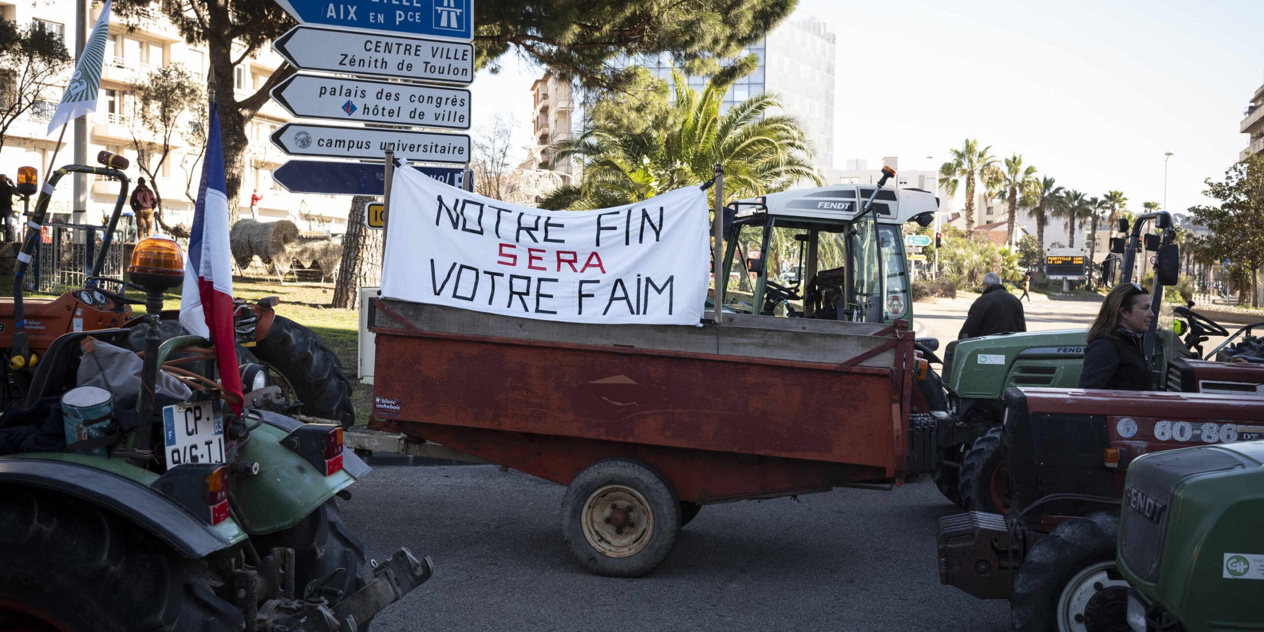 ‘Το τέλος μας θα είναι η πείνα σας’ > κινητοποίηση στην Toulon, Γαλλία / Οlivier Μonge, myop, lemonde.fr