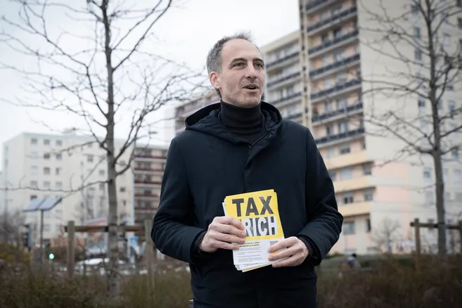 ο Raphaël Glucksmann μοιράζει φυλλάδια υπέρ της φορολόγησης των πλουσίων στην Clermont-Ferrand (09.02) / Richard Brunel