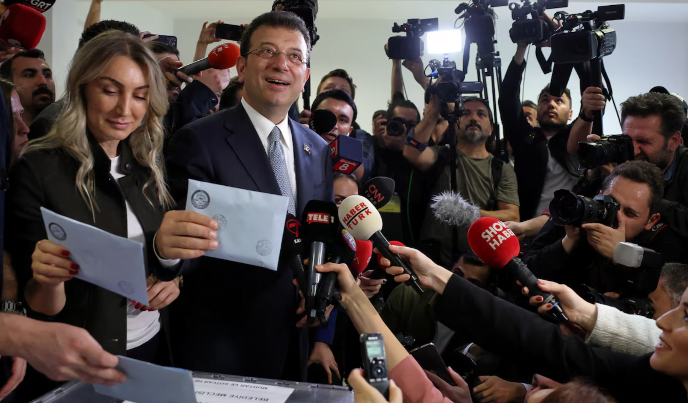 ο Ekrem İmamoğlu ψηφίζει στην Κωνσταντινούπολη / Murad Sezer, Reuters