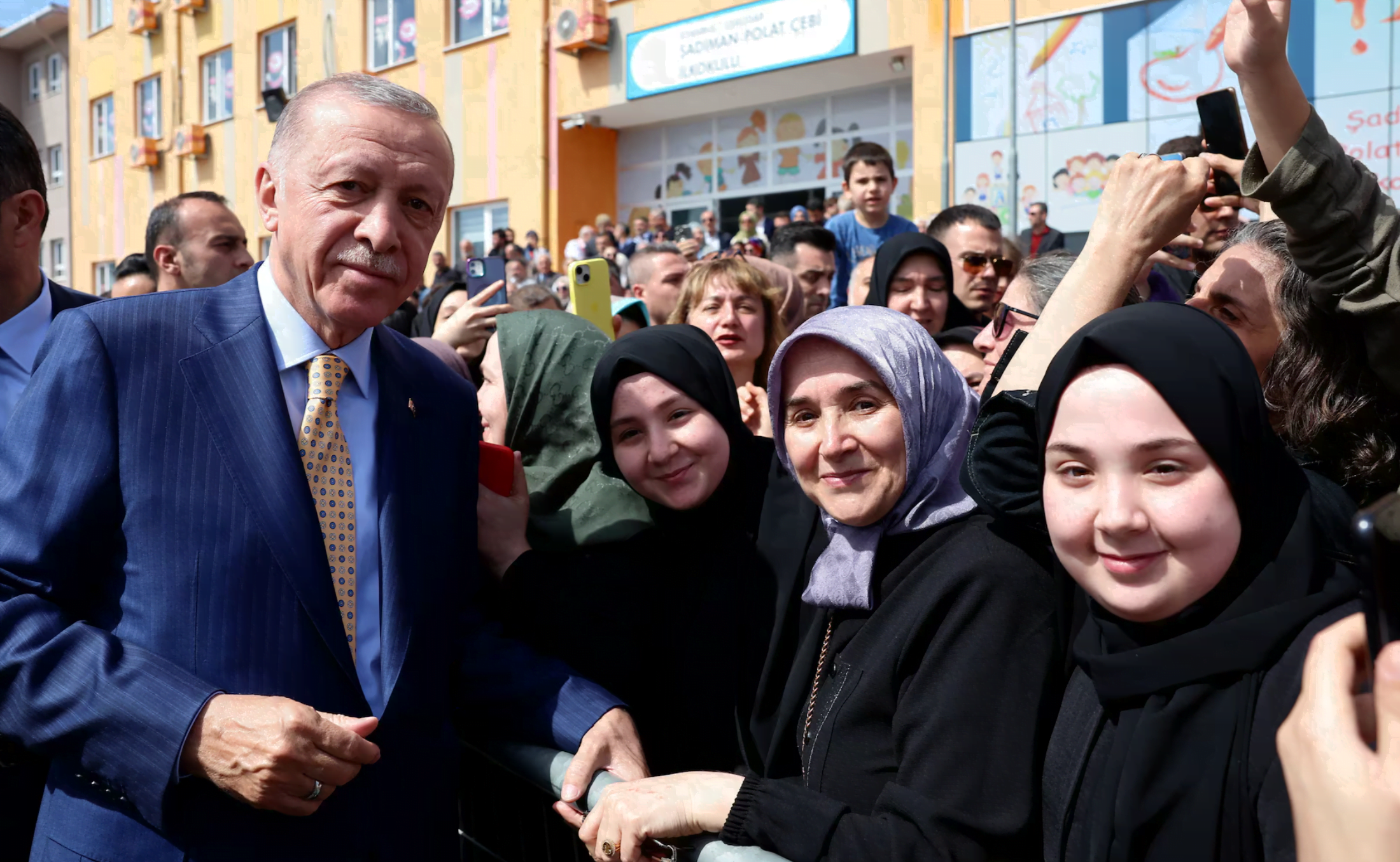 ο R. T. Erdoğan αφού ψήφισε στην Κωνσταντινούπολη / Murat Kulu, PPO, Reuters