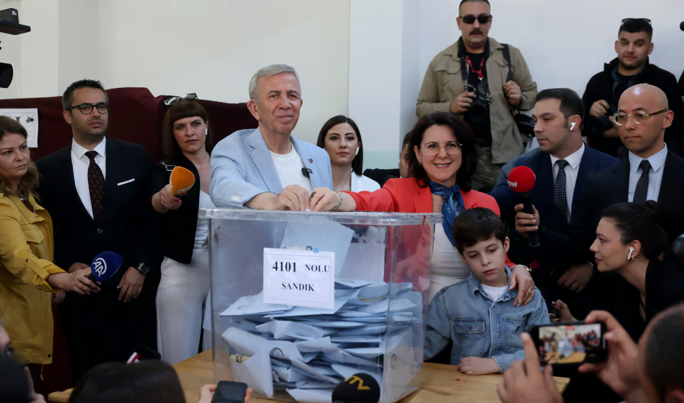 o Mansur Yavaş (CHP) ρίχνει στην κάλπη την ψήφο του στην Άγκυρα > χαίρει αποδοχής και σε εθνικιστικούς, συντηρητικούς κύκλους, σημειώνει το ΑΠΕ-ΜΠΕ / Cagla Gurdogan, Reuters