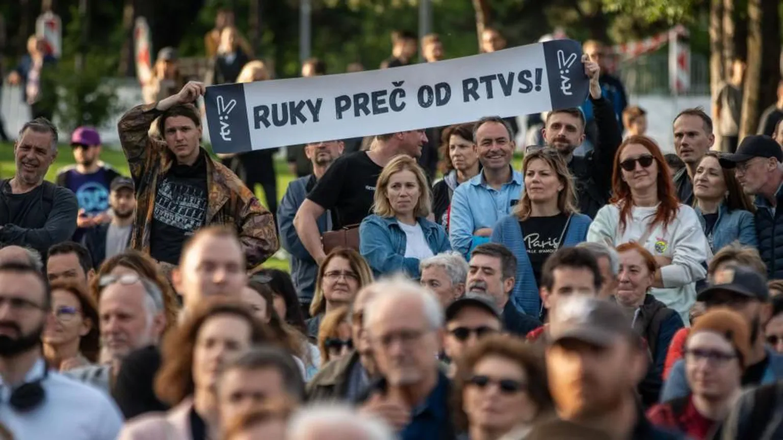 ‘Κάτω τα χέρια από το RTVS’ / EPA