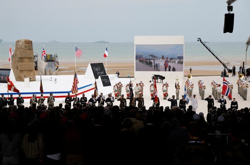στιγμιότυπο από τη διεθνή τελετή, Omaha Beach / Ludovic Marin, Pool, Reuters