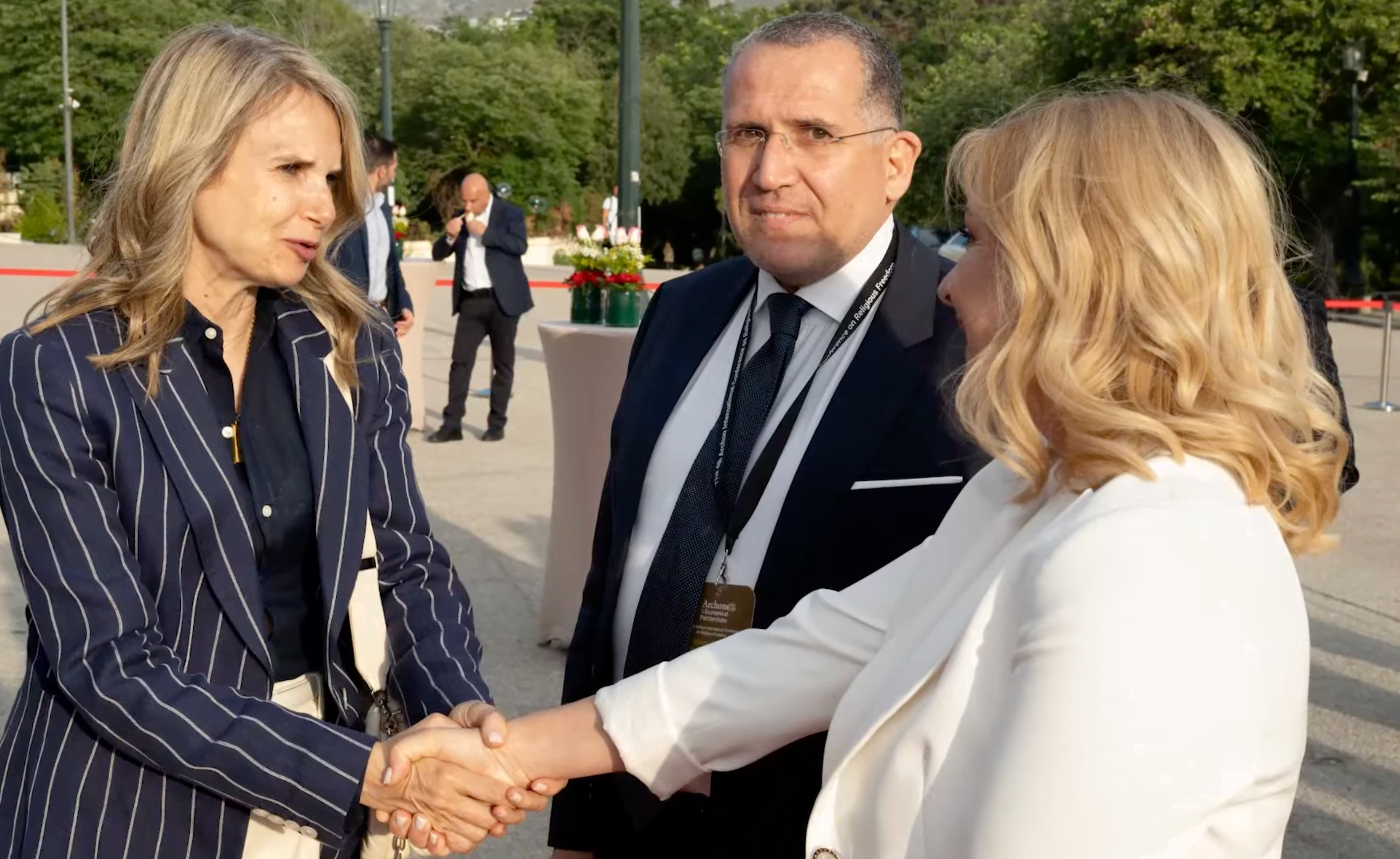 “Με βάφτισαν στο Αρκαλοχώρι και βγαίνοντας από την κολυμβήθρα σχηματίστηκε ο πράσινος ήλιος του ΠΑΣΟΚ. Και μάλιστα είχε πράσινο χρώμα πιθανόν γιατί είχαν χρησιμοποιήσει αγουρέλαιο. Αυτή τη συζήτηση θα κάνουμε; Είναι αυτή σοβαρή αντιπολίτευση; Από τη μία, ο ένας να μιλά για επιστολές του Ιησού και ο άλλος για θαύματα της κολυμβήθρας;”, είχε πει ο Ν. Ανδρουλάκης σε συνέντευξη στο Kontra Channel (17/04). Παρόλα αυτά, έντεκα βουλευτές του δεν ψήφισαν το νομοσχέδιο για τα ομόφυλα ζευγάρια από φόβο για τους μητροπολίτες στις περιφέρειές τους. Πριν λίγες μέρες ο Β. Βενιζέλος και η Μ. Αποστολάκη βρέθηκαν στο 4ο συνέδριο των Αρχόντων του Οικουμενικού Πατριαρχείου για τη Θρησκευτική Ελευθερία στην Αθήνα (26-29/05)
