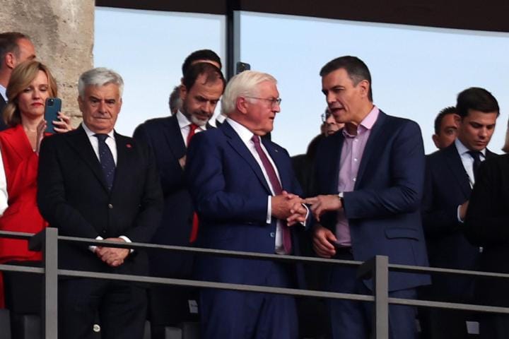ο πρωθυπουργός της Ισπανίας Pedro Sanchez συζητά με τον πρόεδρο της Γερμανίας Frank-Walter Steinmeier / EFE, EPA, Christopher Neundorf 