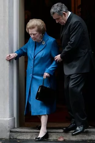 η Μargaret Thatcher στη Downing Street με τον Gordon Brown μετά τα αποκαλυπτήρια του πορτραίτου της (23 Νοεμβρίου 2009) / AFP, Getty Images